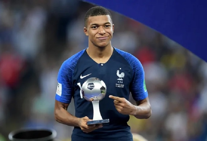 mbappe-mac-ao-so-may-4