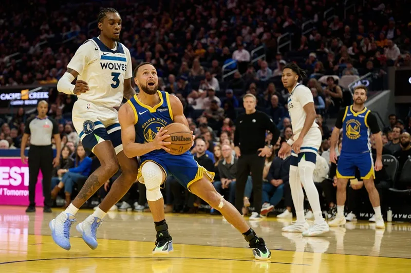Cú ra tay chớp nhoáng tạo nên thương hiệu ném 3 điểm sát thủ của Stephen Curry.
