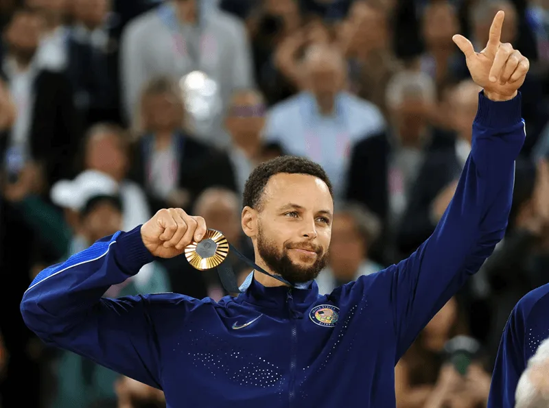 Stephen Curry ăn mừng chức vô địch NBA, khẳng định vị thế huyền thoại của giải đấu.