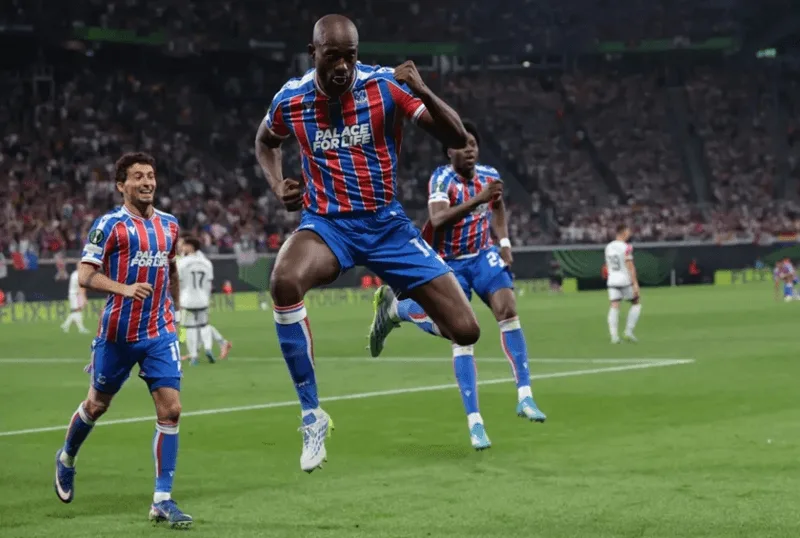 Bầu không khí cuồng nhiệt và áp đảo rực cháy trên các khán đài thánh địa Selhurst Park.