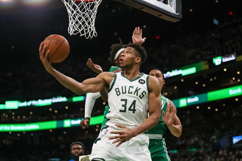 Sự lột xác kinh ngạc về cơ bắp và thể hình của Giannis sau khi tới giải NBA.