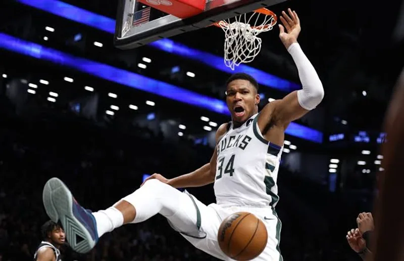 Giannis Antetokounmpo cùng Milwaukee Bucks nâng cao chiếc cúp vô địch NBA lịch sử.