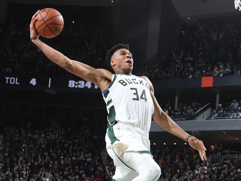 Giannis luôn giữ tinh thần khiêm nhường và tích cực cống hiến cho cộng đồng.