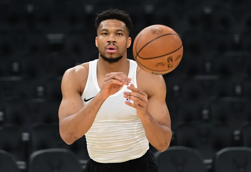 Giannis Antetokounmpo trưởng thành từ xóm nghèo Sepolia tại thủ đô Athens, Hy Lạp.