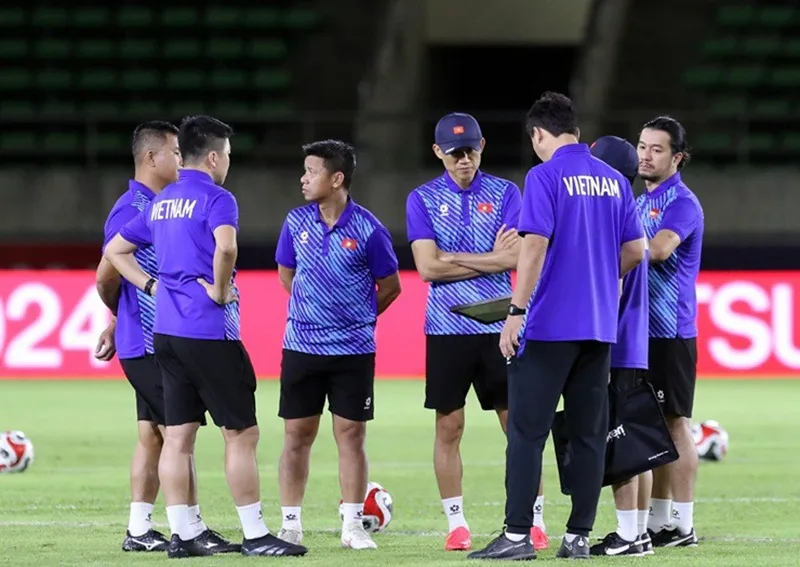 Khoảnh khắc nhà cầm quân người Hàn Quốc trao đổi chiến lược cùng ban huấn luyện.