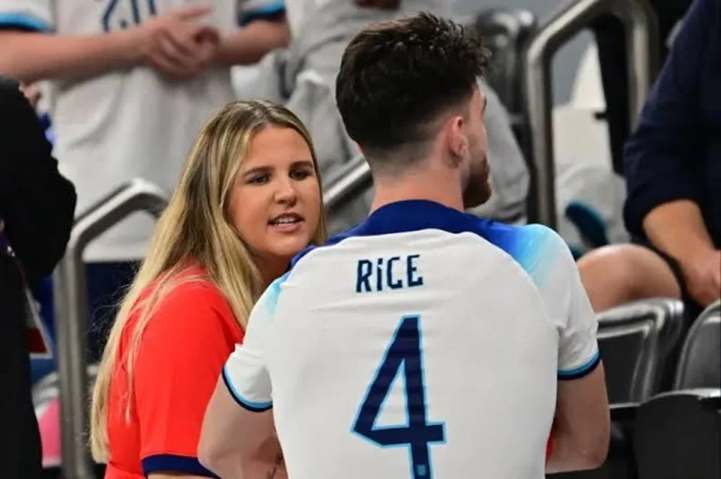 Lauren Fryer luôn lặng lẽ có mặt trên khán đài tiếp thêm sức mạnh tinh thần cho Declan Rice.