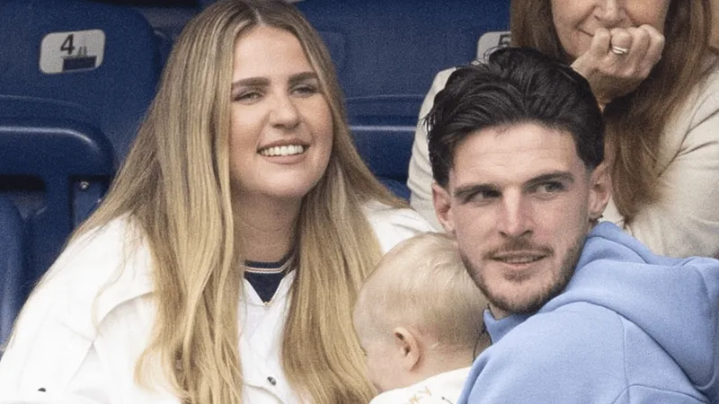 Tiền vệ Declan Rice luôn công khai bảo vệ người phụ nữ của đời mình trước áp lực dư luận.